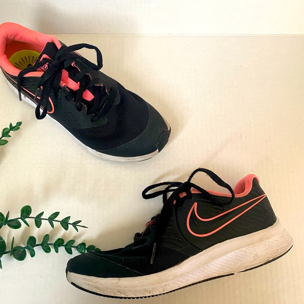 Nike star runner 2.0 sneakers black pink size 4 youth
